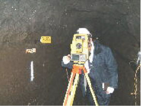 トンネル内での調査